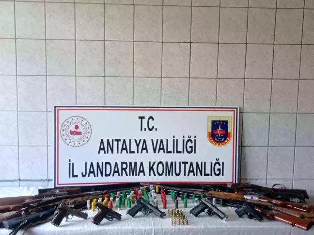 Kumluca'da Ruhsatsız Silah Operasyonu: Çok Sayıda Silah ve Mühimmat Ele Geçirildi