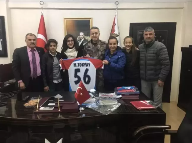 Emniyet Müdürü Tokyay'a Forma Hediye Ettiler