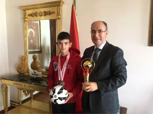 Başarılı Satranç Sporcusundan Kaymakam Nazlı'ya Ziyaret