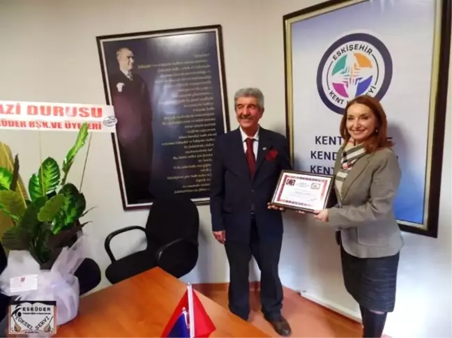 Esküder'den Eskişehir Kent Konseyi Başkanı Nuray Akçasoy'a Teşekkür Belgesi