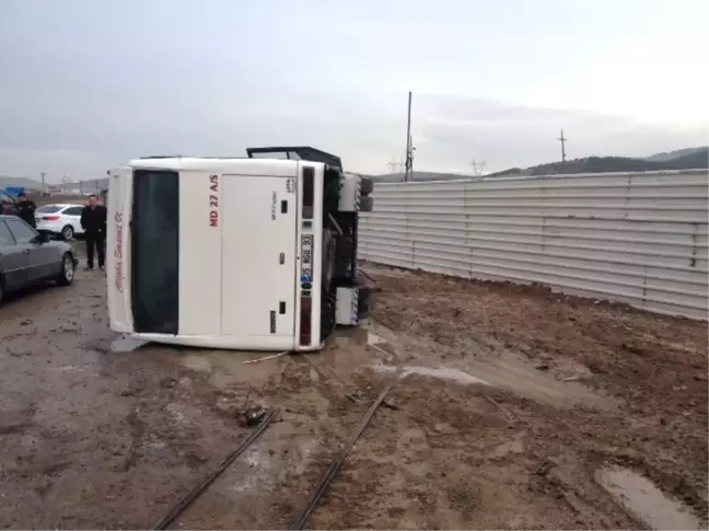 İzmir'de Servis Minibüsü Devrildi: 12 Yaralı