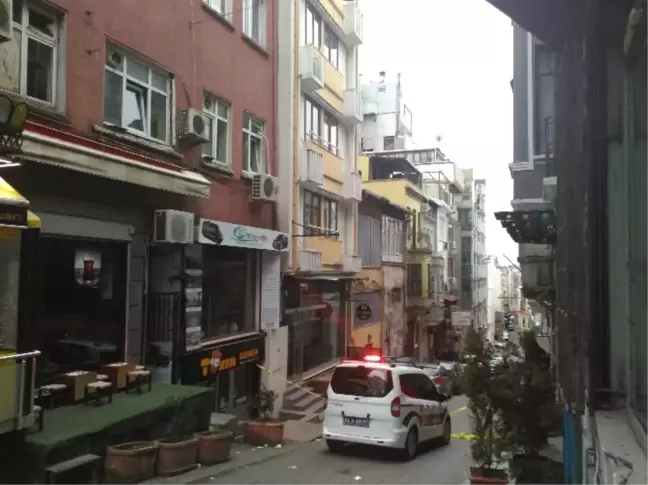 Beyoğlu'nda Otel Odasından Düşen Kişi Ağır Yaralandı