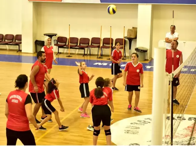 Muratpaşa'nın Yaz Spor Okullarında Anne Babalar, Çocuklarına Rakip Oldu