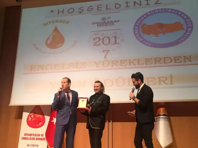 Onur Akay'a 'Yılın Sanatçısı' Ödülü Verildi!