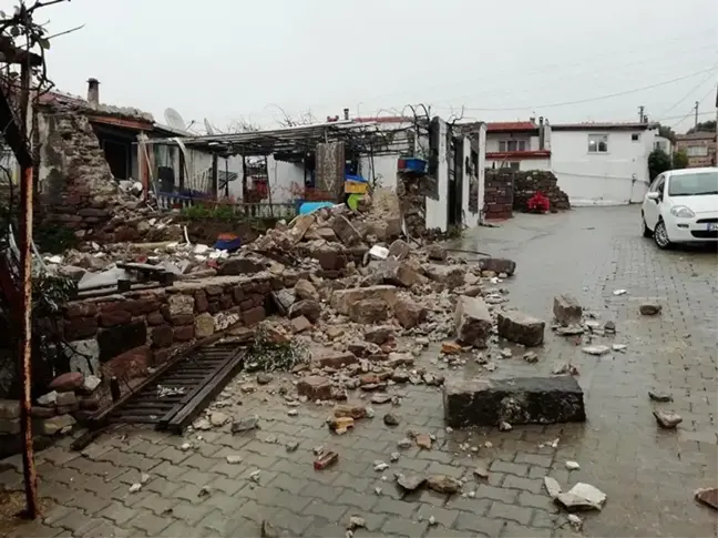 Çeşme'de Sel Suları Yolu Yardı