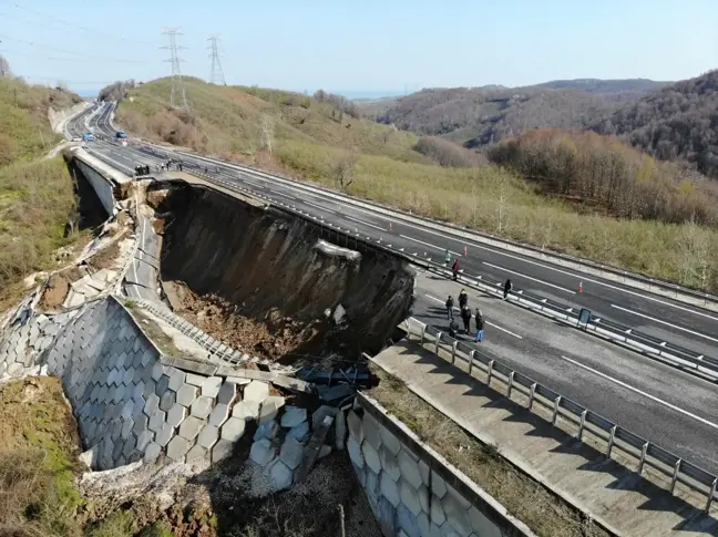 Çöken Düzce-Zonguldak yolunda inceleme