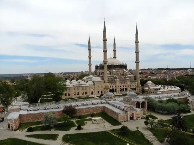 Türk-İslam mimarisinin gözbebeğinde Ramazan-ı Şerif'in son Cuma Namazı kılındı