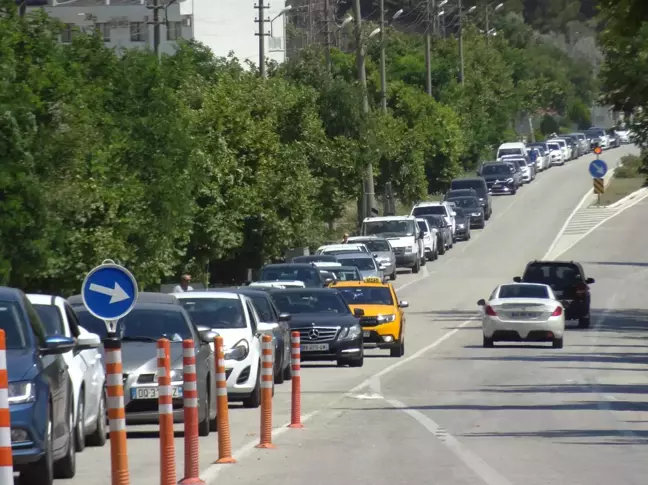 Çanakkale'nin Avrupa yakasındaki feribot iskelelerinde bayram tatili öncesi yoğunluk yaşanıyor