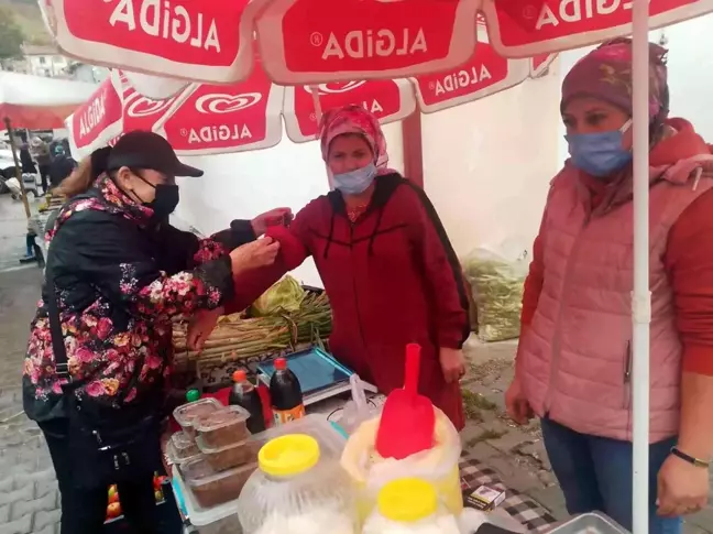 Film oyuncuları kadına şiddete dikkat çekmek için halka al yazma dağıttı