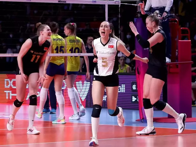 FIVB Kadınlar Dünya Kulüpler Şampiyonası'nda iki Türk takımının karşı karşıya geldiği yarı final müsabakasında VakıfBank, Fenerbahçe Opet'i 3-0...