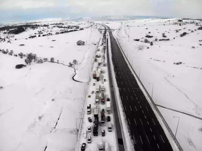Kuzey Marmara Otoyolu'nda mahsur kalan onlarca tır drone ile görüntülendi
