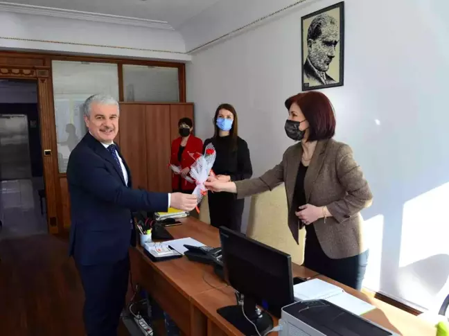 Vali Akın, kadın personele karanfil dağıttı