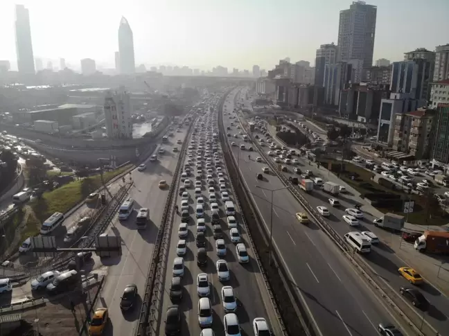 İstanbul'da haftanın ilk iş gününde trafik yüzde 60'ı buldu