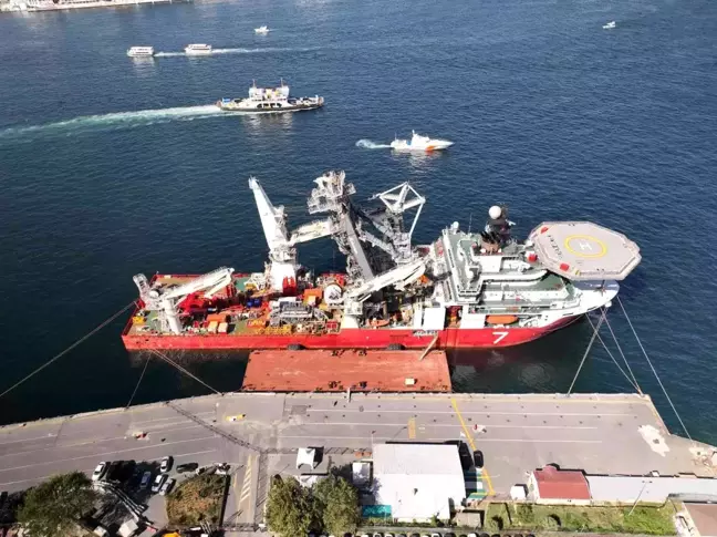 Kabloları denizin tabanına döşeyecek gemi İstanbul'a demirledi