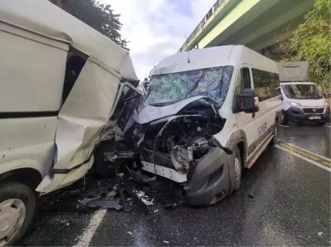 Kağıthane'de servis minibüsü ile panelvan çarpıştı: 8 yaralı