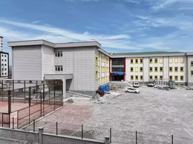 Kocasinan Belediye Başkanı Ahmet Çolakbayrakdar, Mithatpaşa Mahallesi'nde yapımı devam eden ortaokulun inşaatını inceledi