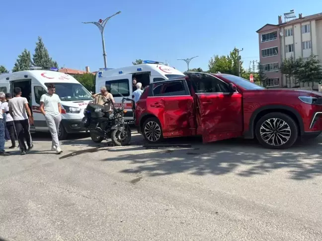 Elazığ'da motosiklet ile Togg'un çarpışması sonucu 2 kişi yaralandı