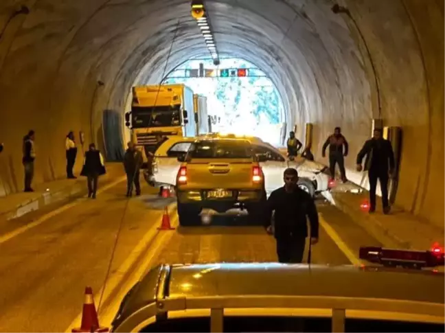 Artvin'de Tünel İçinde Trafik Kazası: 3 Yaralı