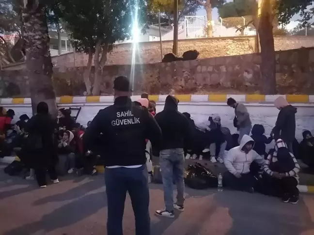 İzmir'de 57 Kaçak Göçmen ve 4 Organizatör Yakalandı