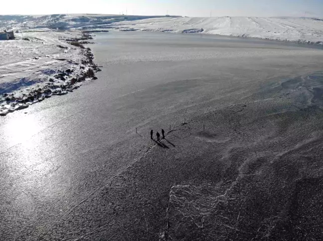 Kars'ta Çıldır Gölü Buz Tutmaya Başladı