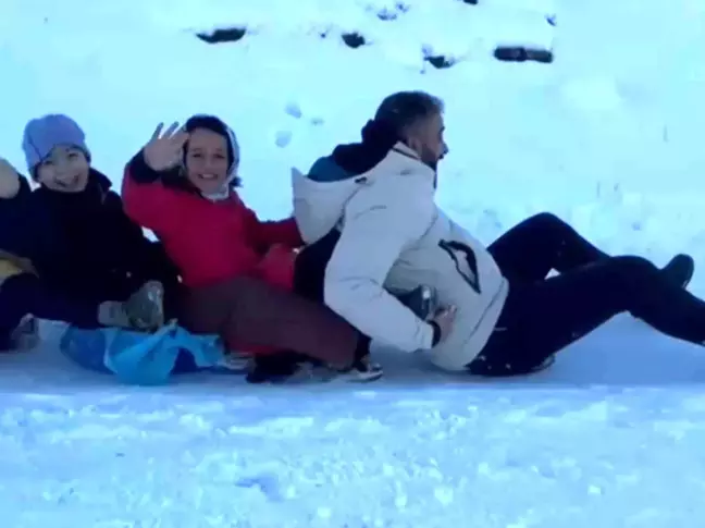 Siirt'te Öğrenciler Okul Bahçesinde Kar Topu Oynadı