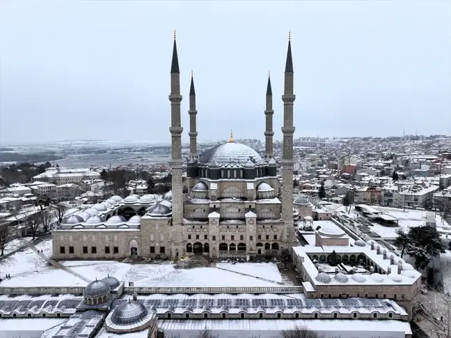 Edirne'de Kar Yağışı Tarihi Yapıları Beyaz Örtüyle Kapladı