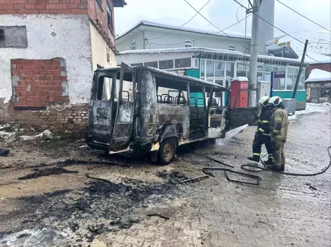 Bursa'nın İznik ilçesinde servis minibüsü alev aldı