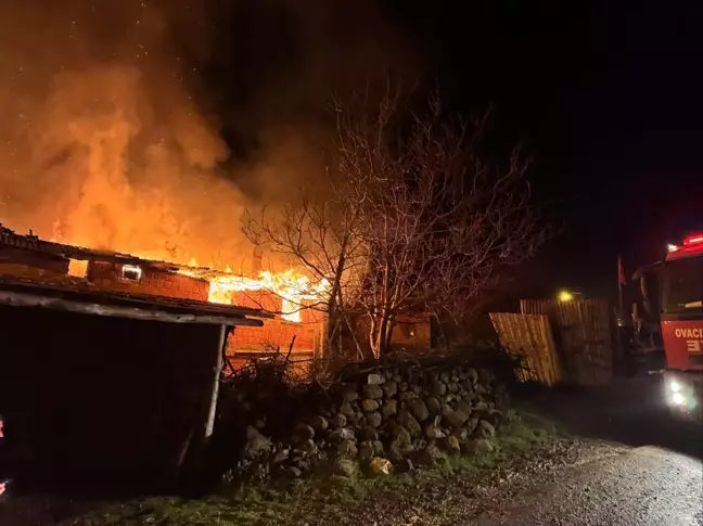 Karabük'te Yangın: 2 Ev Kullanılamaz Hale Geldi
