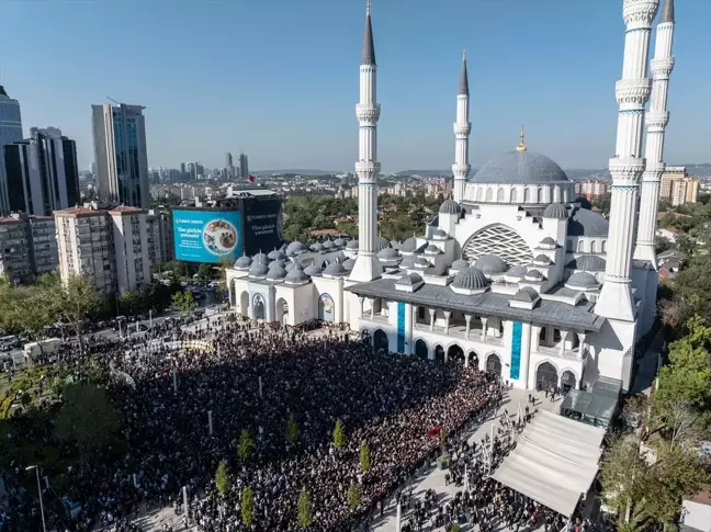 TBMM Başkanvekili Sırrı Süreyya Önder, Zincirlikuyu Mezarlığı'nda Toprağa Verildi