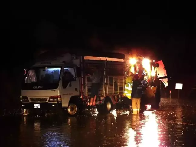 İzmir'in İlçelerinde Yağmur, Yüksek Kesimleri İse Kar Etkiledi