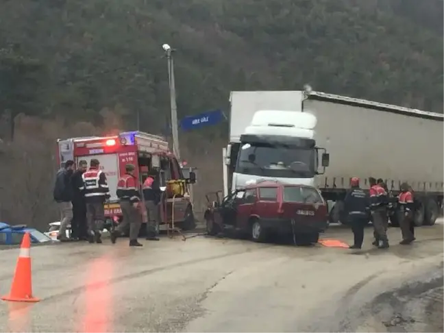 Otomobil, Tır'la Çarpıştı: 2 Ölü