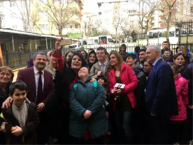 Yaşam Boyu Onur Ödülü' Alan Hülya Koçyiğit, 'Özel Öğrencilerin' Selfie Projesinde