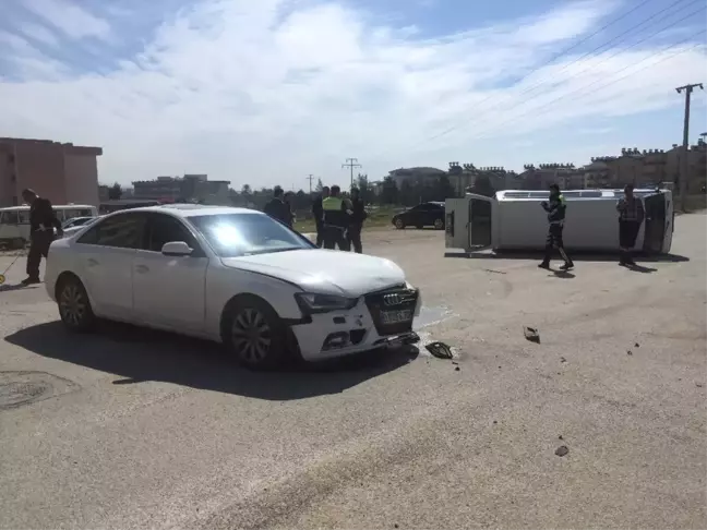 Manavgat'ta Otomobil ile Minibüs Çarpıştı: 4 Yaralı