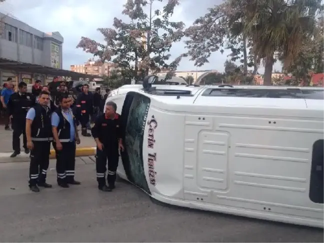 Mersin'de Öğrenci Servisi ile Otomobil Çarpıştı: 20 Yaralı