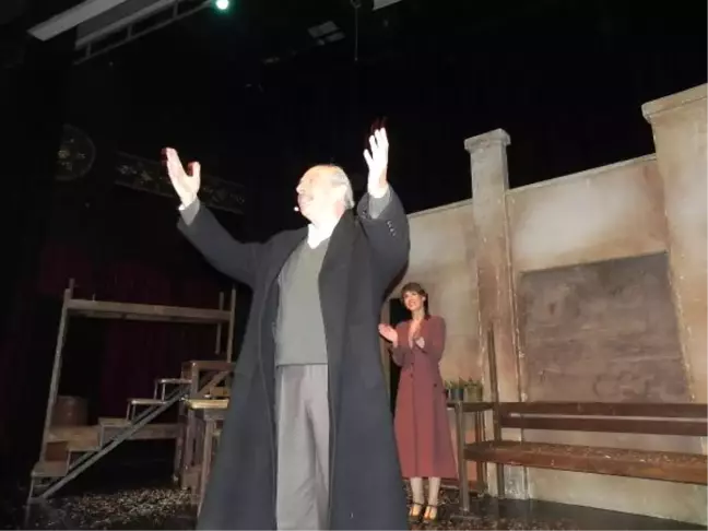 Genco Erkal'dan Nazım Hikmet'in Anısına 'Yaşamaya Dair'