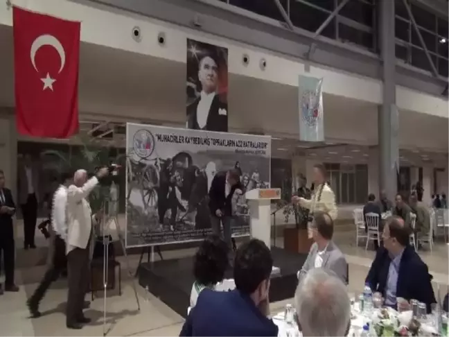 Bakan Müezzinoğlu'nun Gözleri Önünde Kürsüye Yığıldı