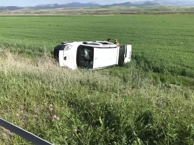 Horasan'da Kamyonet Devrildi: 1 Yaralı