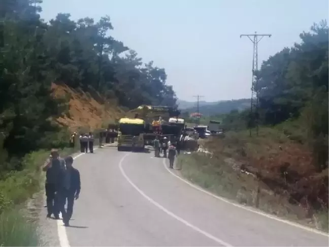Yan Yatan Tır'daki Sülfürik Asit, Yola Döküldü
