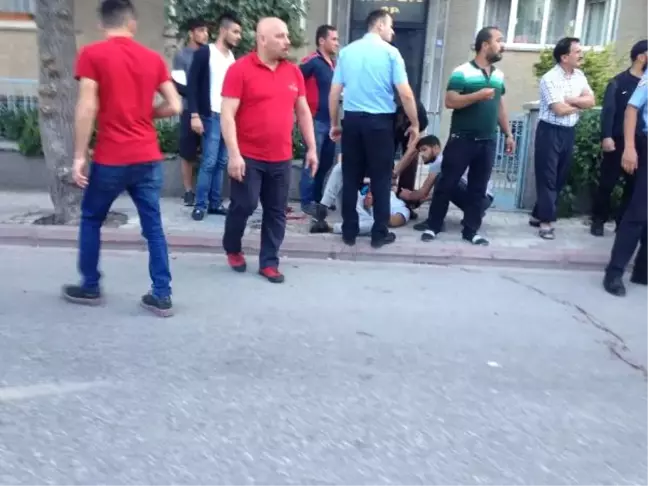 Kavgaya Müdahale Eden Polisin Silahından Çıkan Kurşunla Yaralandı