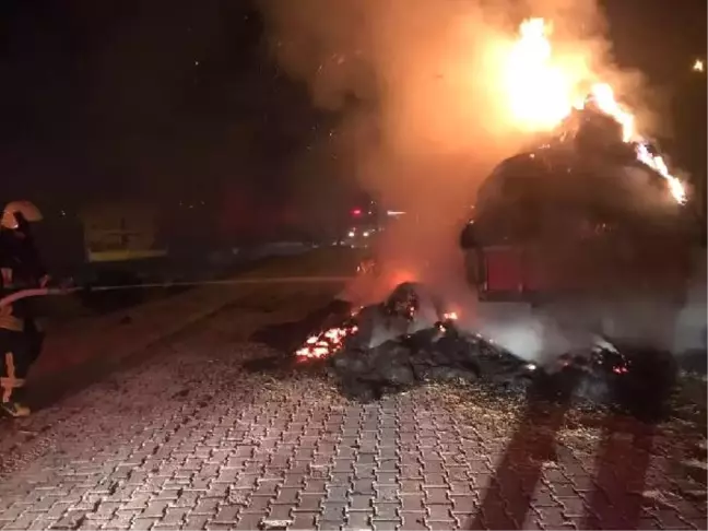 Honaz'da 2 Römorkta 4 Ton Saman Kül Oldu