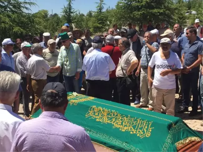 Deniz Gezmiş'in Avukatlarından Şakir Keçeli, Çilehane'de Defnedildi
