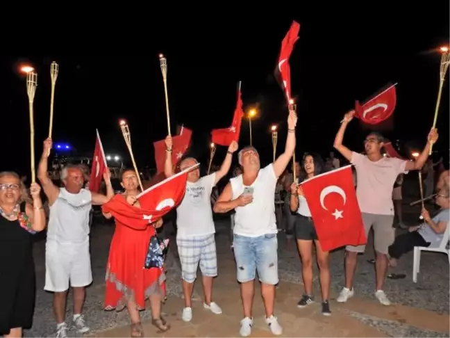 Çeşme'de Meşaleler 'Ata'ya Saygı' İçin Yandı