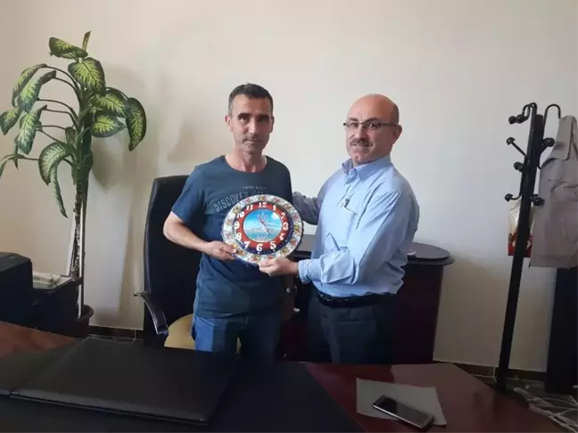 Müdür Cebeci'den, Tayin Olan Personele Hediye