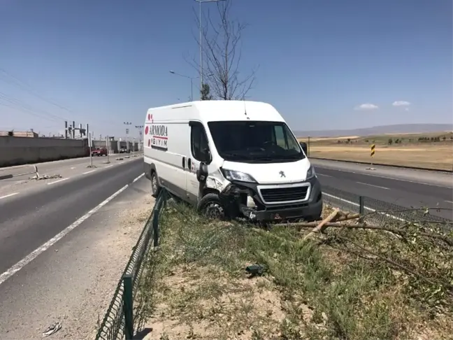Horasan'da Minibüs Orta Refüje Çıktı