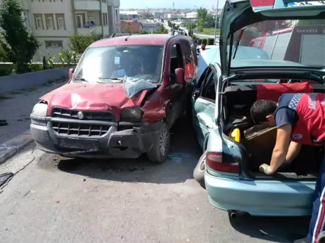 Sakarya'da Zincirleme Trafik Kazası: 5 Yaralı