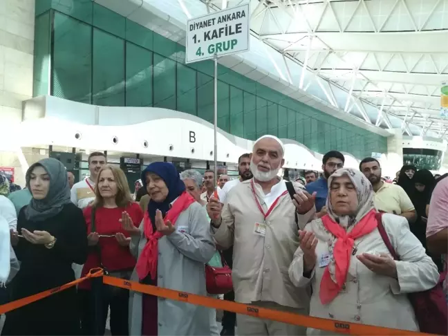 Ankara'dan İlk Hac Kafilesi Dualarla Uğurlandı