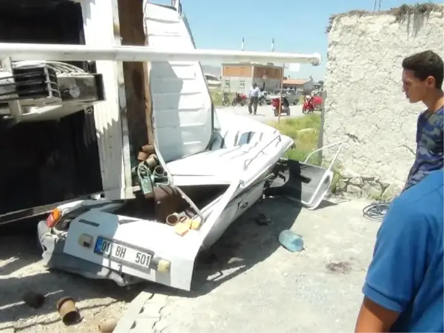 Sondaj Makineli Kamyonet, Çarpıştığı Otomobilin Üzerine Devrildi: 2 Yaralı