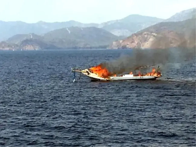Fethiye'de Ahşap Gulet Yandı, Sahibi Gözyaşlarına Boğuldu