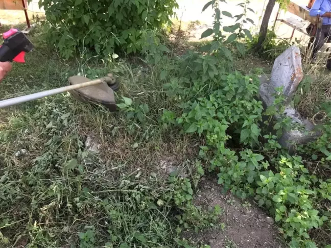 Sarıkamış'ta Mezarlıkların Otları Temizleniyor