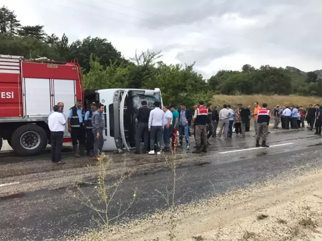 Bayram Tatili İçin Gelen Midibüs Takla Attı: 19 Yaralı